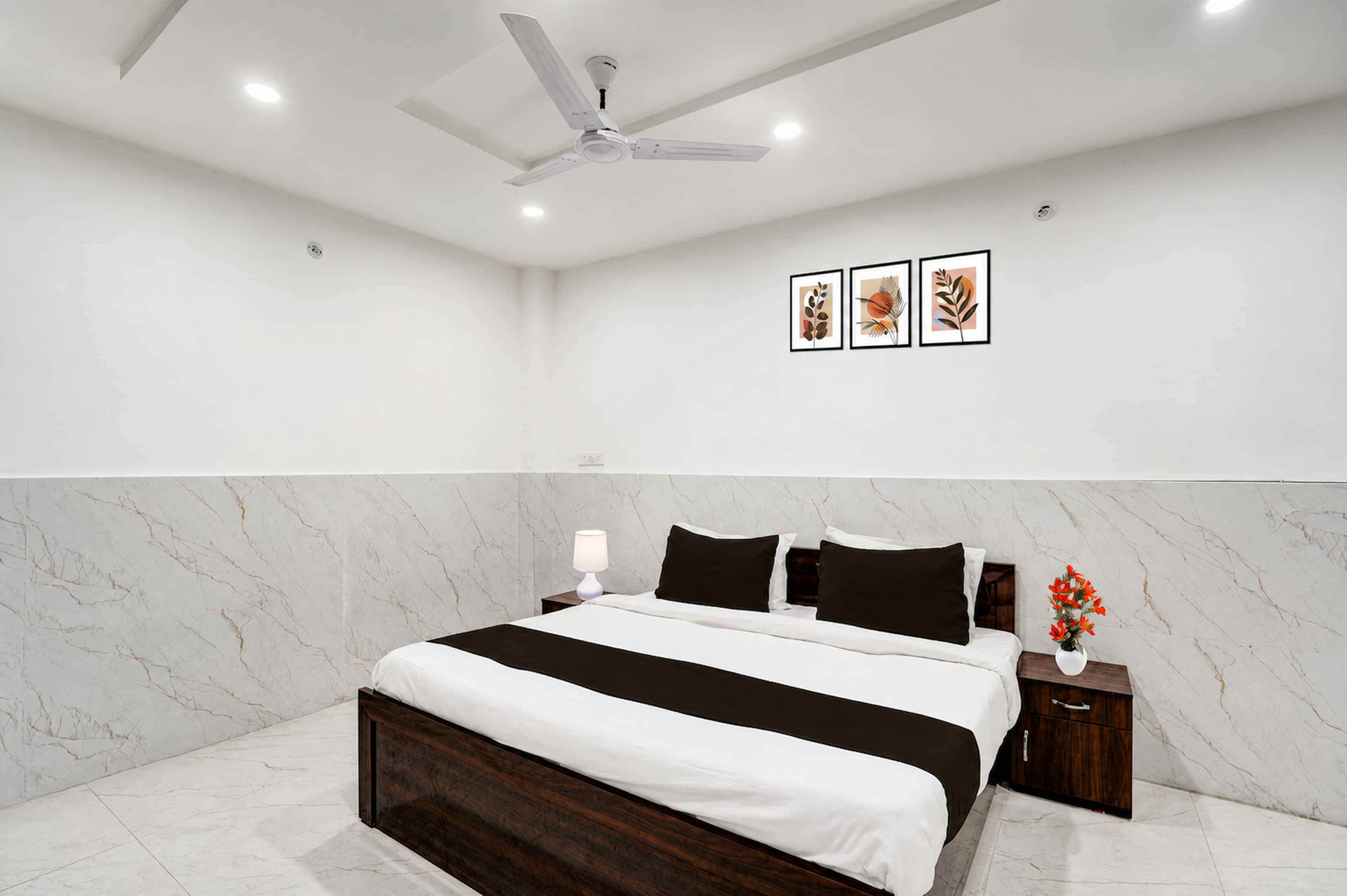 Guest room with a double bed, TV and air conditioning